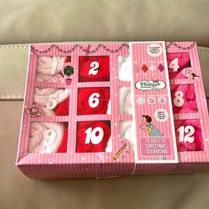 THE VINTAGE COSMETIC COMPANY 12 DAYS OF CLEANSING